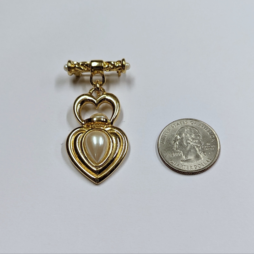Vintage Jaclyn Smith Faux Pearl Brooch 16$
